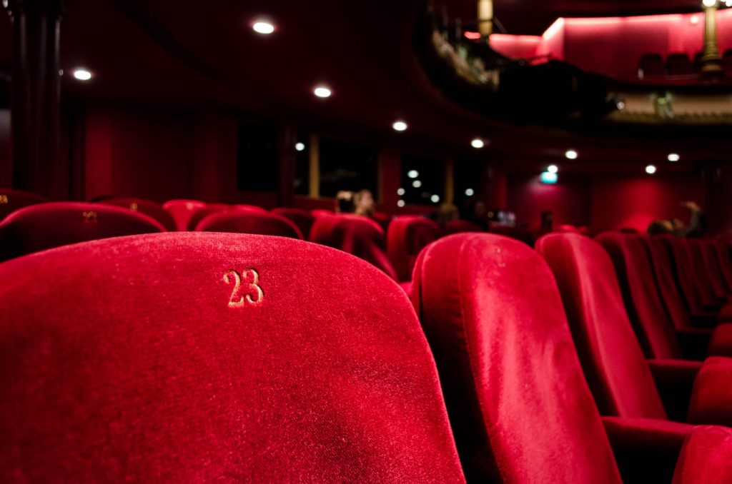 劇場内の深紅の客席の椅子