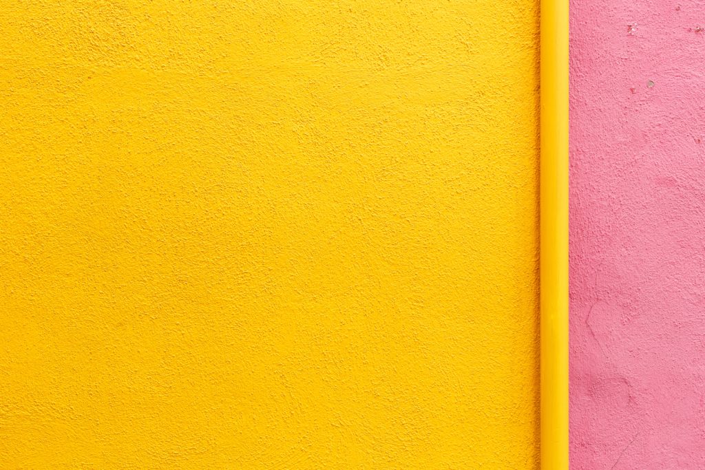 ピンクの壁、黄色のドア
